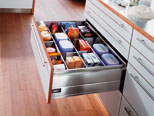 легкодоступныевыдвижные полки для кухонной мебели от Blum