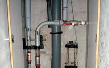 как обшить трубы в туалете